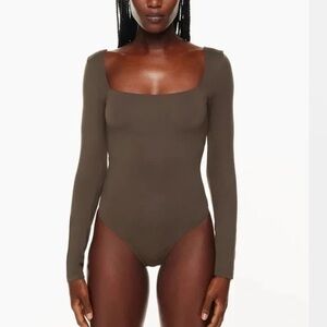 Babaton Contour Squareneck Longsleeve Bodysuit